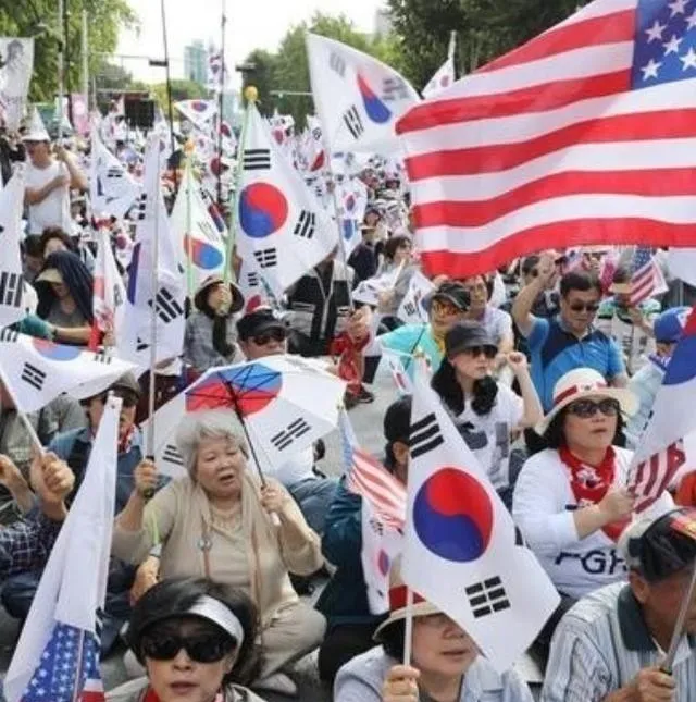 美国人骨子里都清楚：中国无论武器进步多快，先进到什么程度都不会主动攻击美国本土，甚至夏威夷也不会，那他们为什么天天盯着中国不放？美国民众清楚中国军事建设始终围绕防御展开，不会主动攻击本土或夏威夷。如果中国军力现代化的目标真是跨过太平洋去攻击美国本土，那么美国自己的战略文件应该天天研究加利福尼亚怎么守