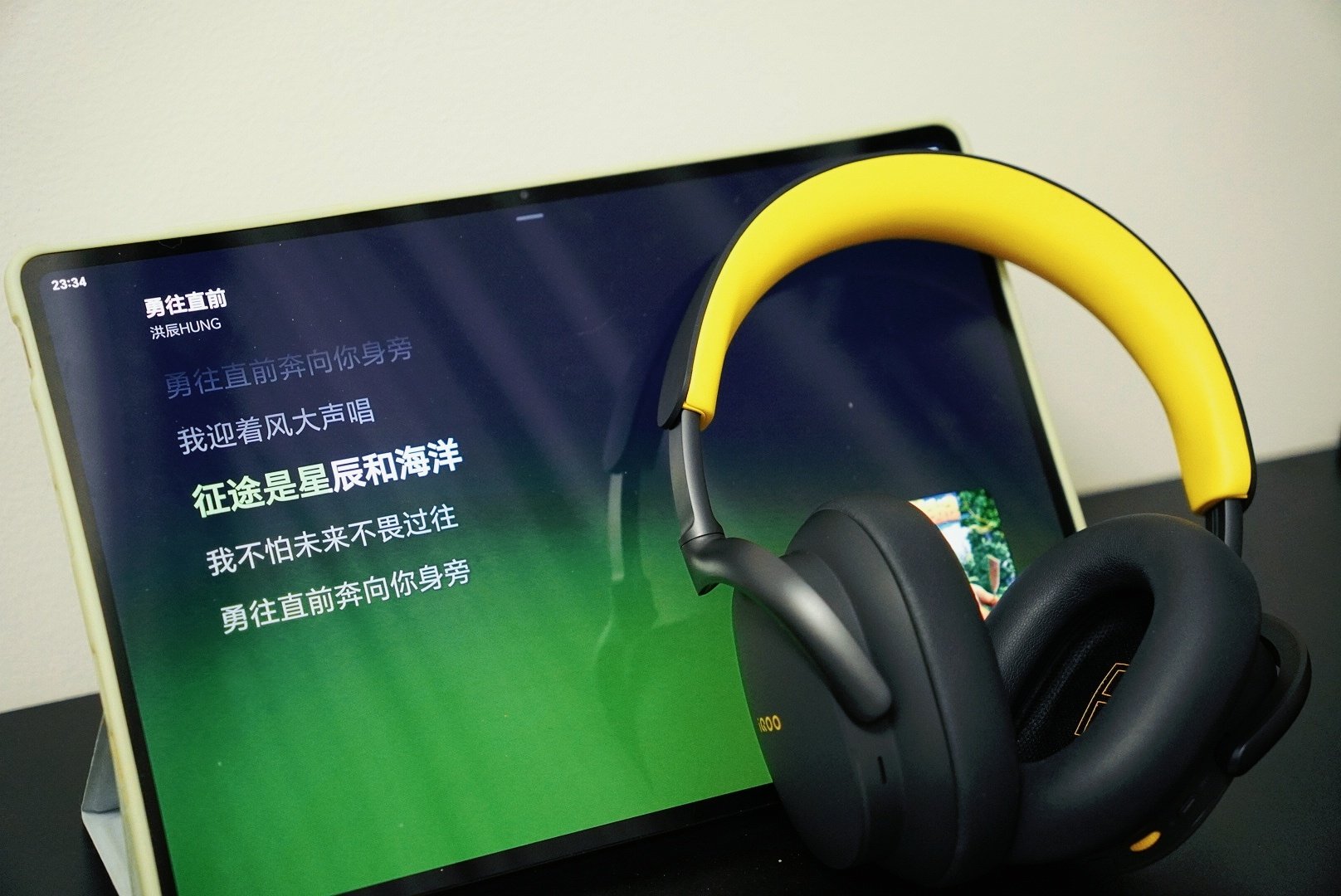 #iqoo[超话]# 
我最近一直在用#iQOO头戴电竞耳机# 听歌🎧

耳罩厚实，刚好现在天冷戴着暖乎乎的。支持ANC主动降噪，在外听歌隔绝噪音很管用。能够多设备同时连，手机平板切换丝滑，还有小金标音质，音乐的细节听得很清楚。

黄黑撞色外观越看越好看[爱慕]日常听歌、休闲用真的非常合适。 ​