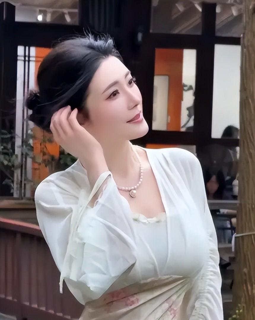 9月7日，62岁的雷宇扬去世，告别却异常安静：没有公开追悼会，也少见圈内集中悼念。妻子马荔证实消息后，便没有继续扩大曝光。曾是演员、主持人和夜店经营者的雷宇扬，早年被称为“夜店王子”，后来淡出香港娱乐圈，转到广州生活，并较早进行置业和资产安排。41岁的马荔与他相差21岁，婚姻曾受外界质疑，但多年来始