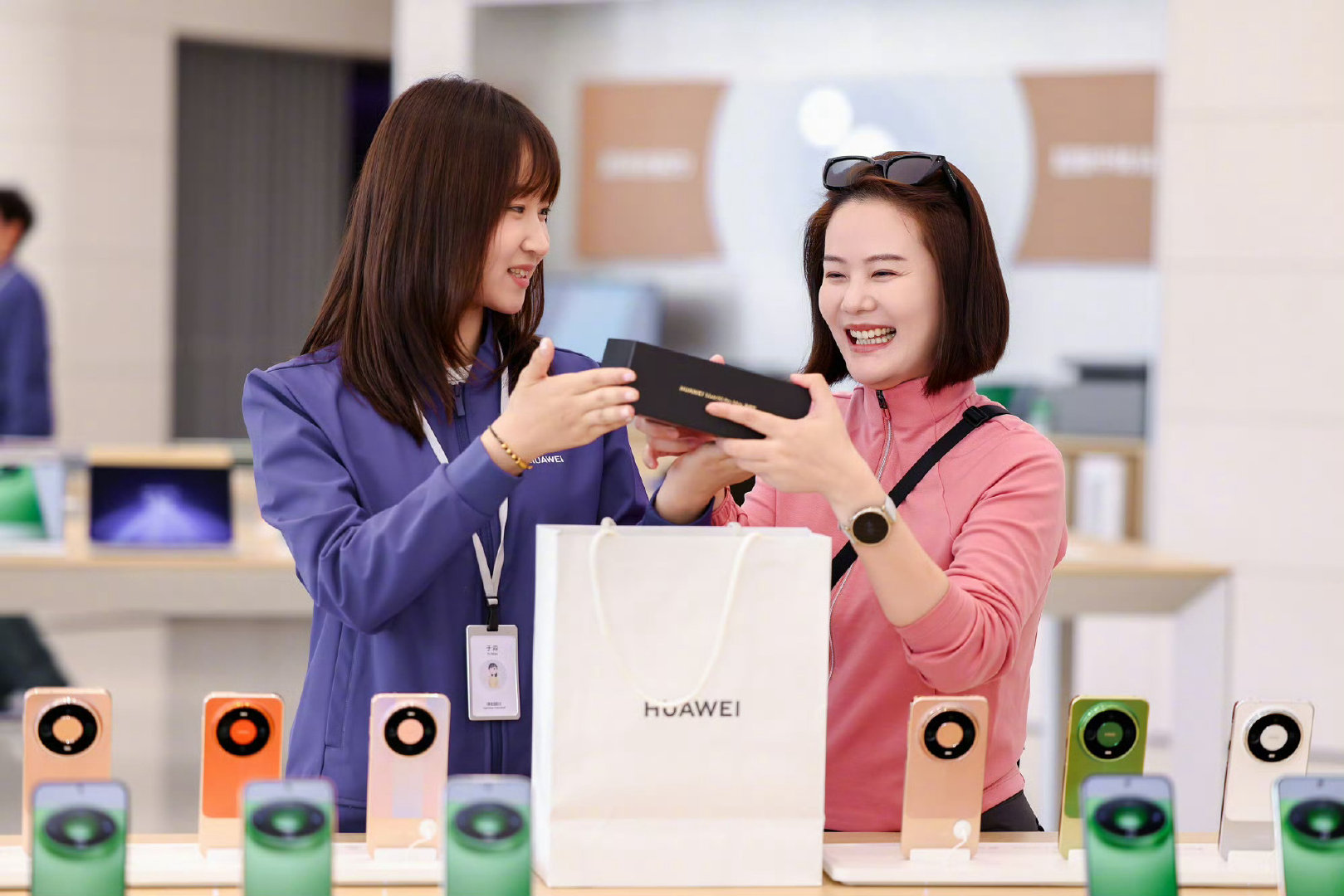 #华为门店回应Mate90系列销量#
线下门店Mate90 Pro Max现货紧张，典藏版要预约排队。今年Max的几款热门配色说实话每一个都很好看。非凡大师也是真的贵啊 ​