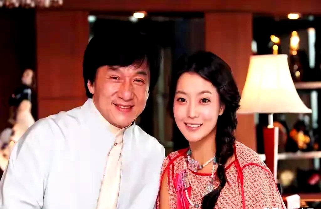 2004年拍《神话》，剧组直接把大型冷库改成地宫，零下二十多度的冰窟窿里，金喜善只穿一身单薄白纱，反复拍了几条后，当场冻到严重失温、昏迷不省
 

现场瞬间乱成一锅粥，成龙急得一把将人抱进暖和房间，搬来所有取暖器，抓着她冻得发紫的手脚拼命揉搓，硬是守了两个小时才把人从险境里拉回来
 

当年的经典，