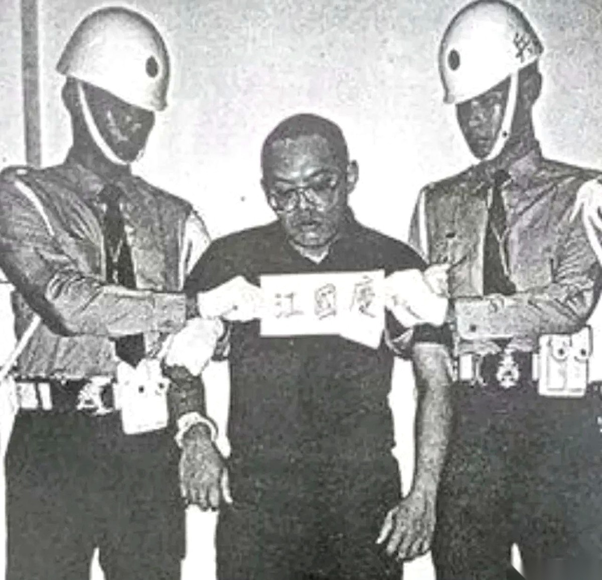 1997年，21岁的空军士兵江国庆被执行枪决。
在他等待死刑复核的那段时间，另一名因为别的性侵案件被捕的士兵许荣洲，其实已经主动把遇害女童身边的现场细节交待得一清二楚。
14年后检方凭掌纹物证提起公诉，法院以证据存在瑕疵为由作出了无罪判决并当庭释放。
把这三行事实挨个摆出来，你就知道这事当年办得有多