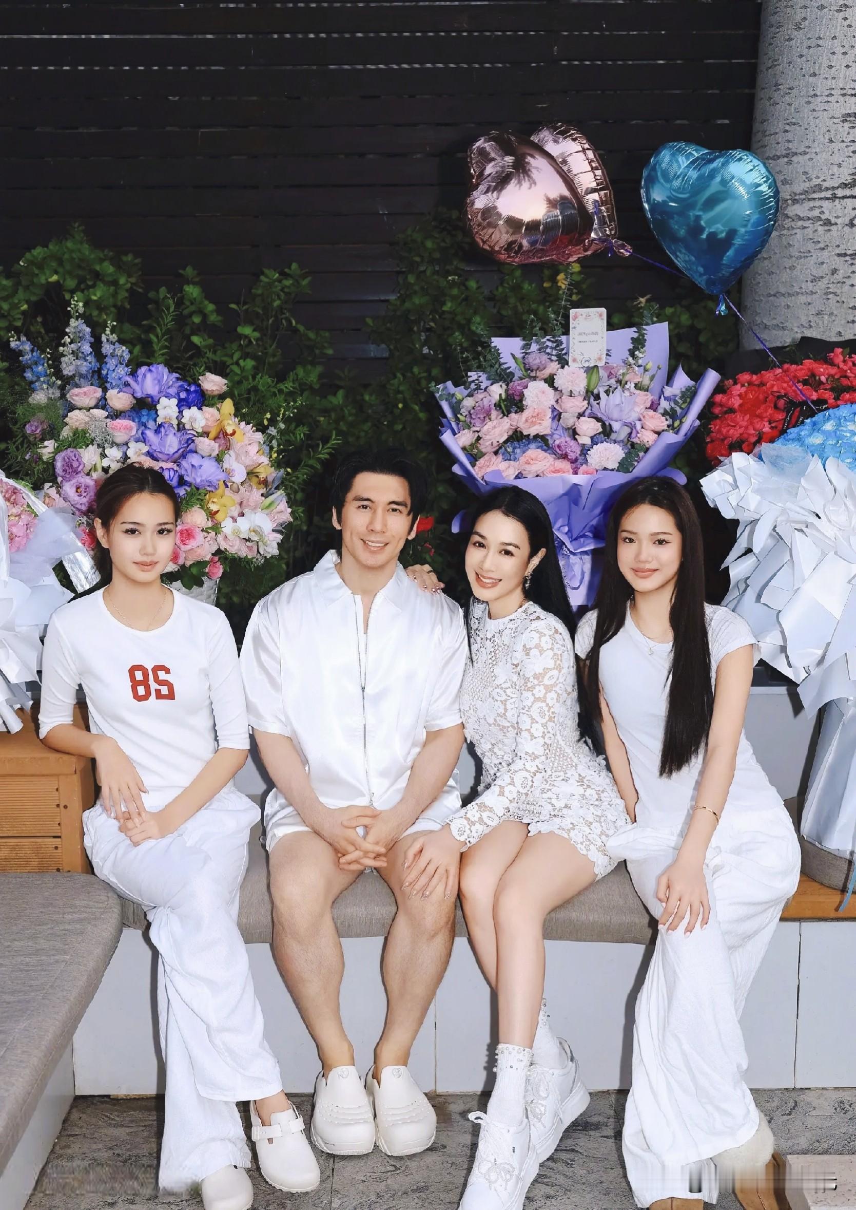 钟丽缇56岁生日派对，夫妻当众亲昵互动氛围感拉满！
 钟丽缇迎来56岁生日，一众好友前来登门庆贺，现场热闹温馨。聚会之上，张伦硕酒后情绪高涨，当众亲吻钟丽缇，瞬间成为全场焦点。
相差12岁的二人，历经多年婚姻，依旧保有热烈的相处模式。在亲友见证下，满是烟火气息的甜蜜，让人感慨。
这样热烈直白的相处方