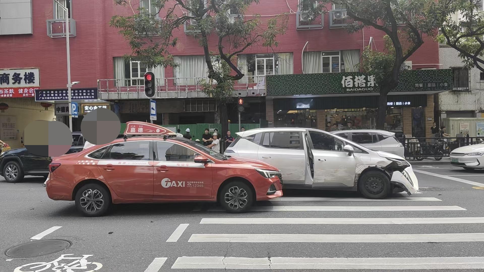 三车相撞，白色车损坏严重，万幸全部人员没事！几个司机一直在吵！出租车司法说白色车故意撞的，大家都有理，这个位置都能撞成这样，等交警来判吧！路中车祸 剐蹭追尾