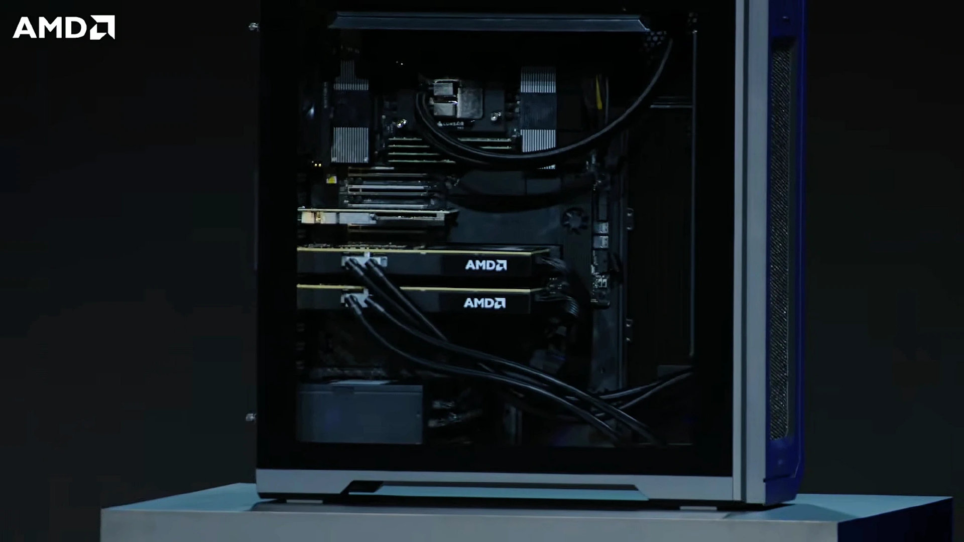 AMD计划要发布的AI工作站Threadripper Halo Station 
 96 核心锐龙 Threadripper PRO 处理器。2T内存，2张MI350P GPU，每张288GB 显存。可扩展到4张。 GPU的显存带宽能到4TB/s 
单机运行TB级参数的大模型~ 不知道多少钱 ​