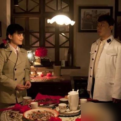 43岁梅婷素颜逛乌镇，旁边牵着她老公，脸上褶子一点没藏。可你盯着看三秒，愣是挪不开眼。10月戏剧节她跟刘琳郝蕾坐一块儿看戏，别人盛装，她一件灰风衣就来了。网友偷拍她跟曾剑牵手溜达，那状态松弛得，像刚遛完弯儿顺手买个菜。但你翻她日子——波士顿晨跑，女儿12岁拿百花奖提名，年初《生命树》刚捧回金鹰女配。