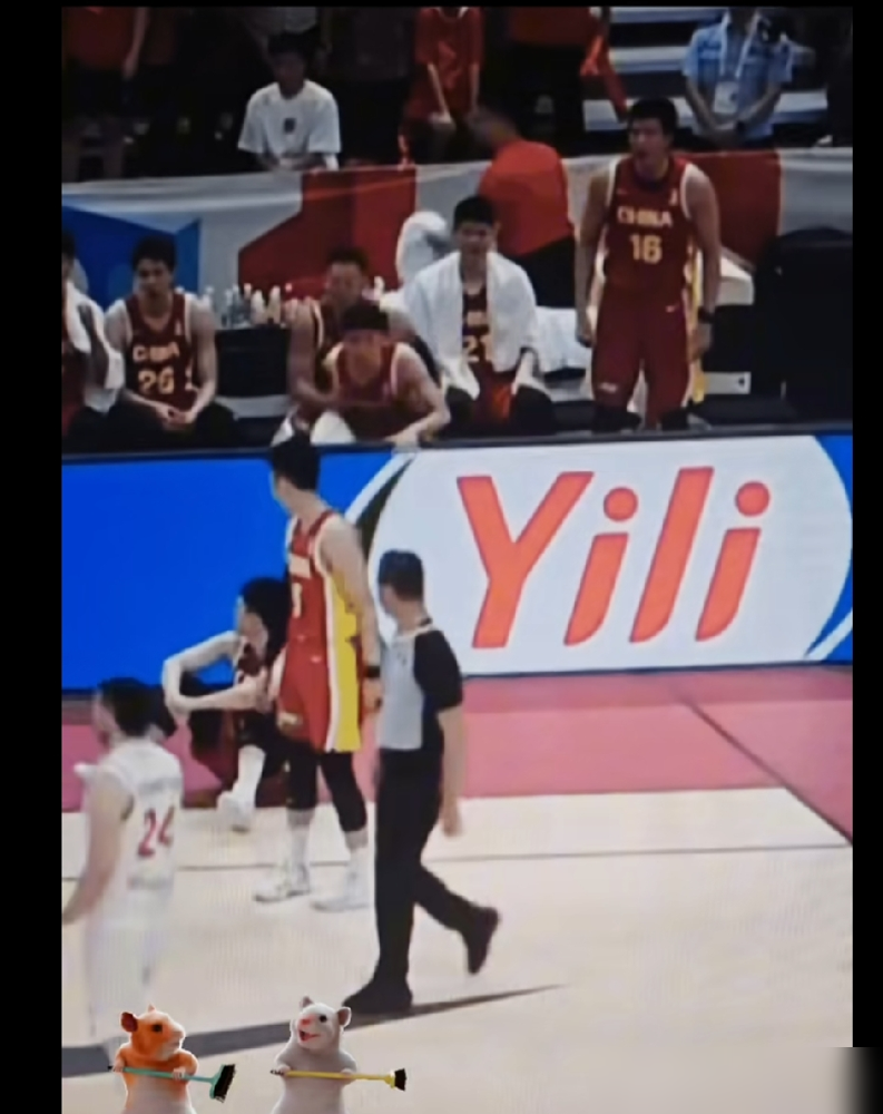 爆冷！男篮生死战，猛将庞峥麟枯坐整场冷板凳。
这场是世预赛对阵黎巴嫩，男篮最终2分险胜，郭士强此前还公开夸庞峥麟是球队X因素。
庞峥麟单打突破强，依赖球权，和现在男篮以杨瀚森为核心的无球战术完全不兼容。这场是生死战，教练要防守稳、要经验，不敢拿没打过国际大赛的新人冒险。庞峥麟在替补席情绪激动，被