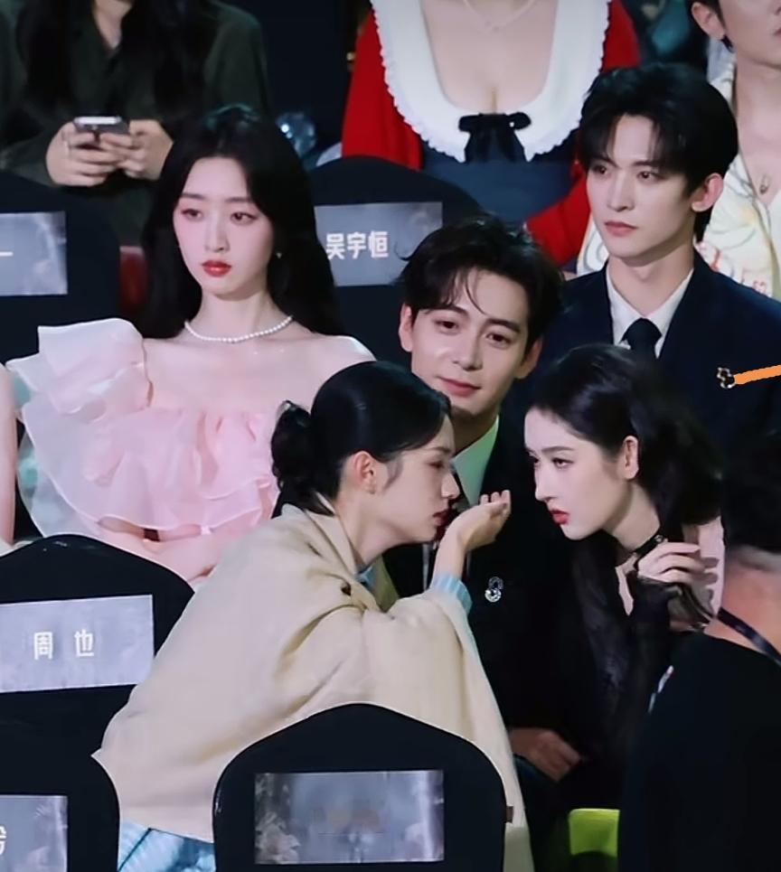 周也王玉雯聊天把陈星旭“聊走了” 2025腾讯视频星光大赏内场，没等到...