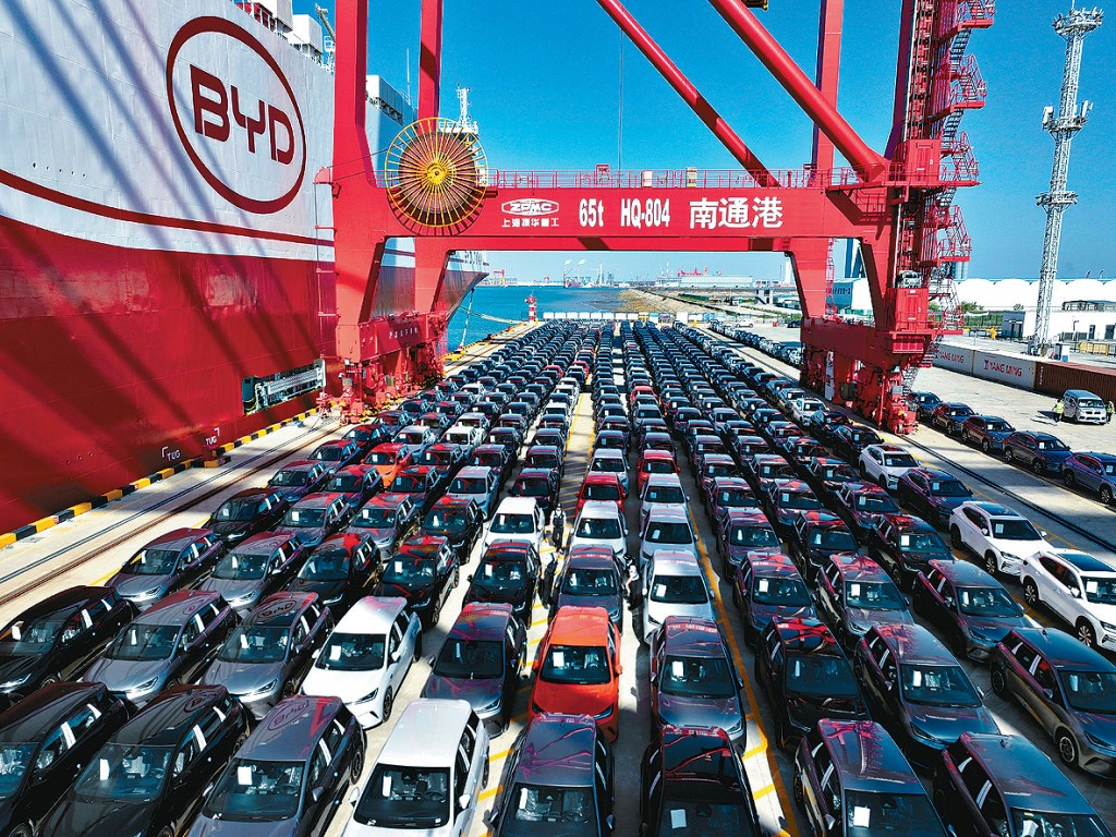中国汽车今年将出口1200万辆，在美份额为0，美国却着急立法封杀 
 
9月23日，美国参议员斯洛特金和莫雷诺在国会山宣布，要推一项两党法案，把中国汽车进入美国的禁令永久化。法案名字叫“联网汽车安全法案”，分阶段实施：2027年禁整车和软件，2030年禁硬件。两人正在寻求参议院“一致同意”快速通过，