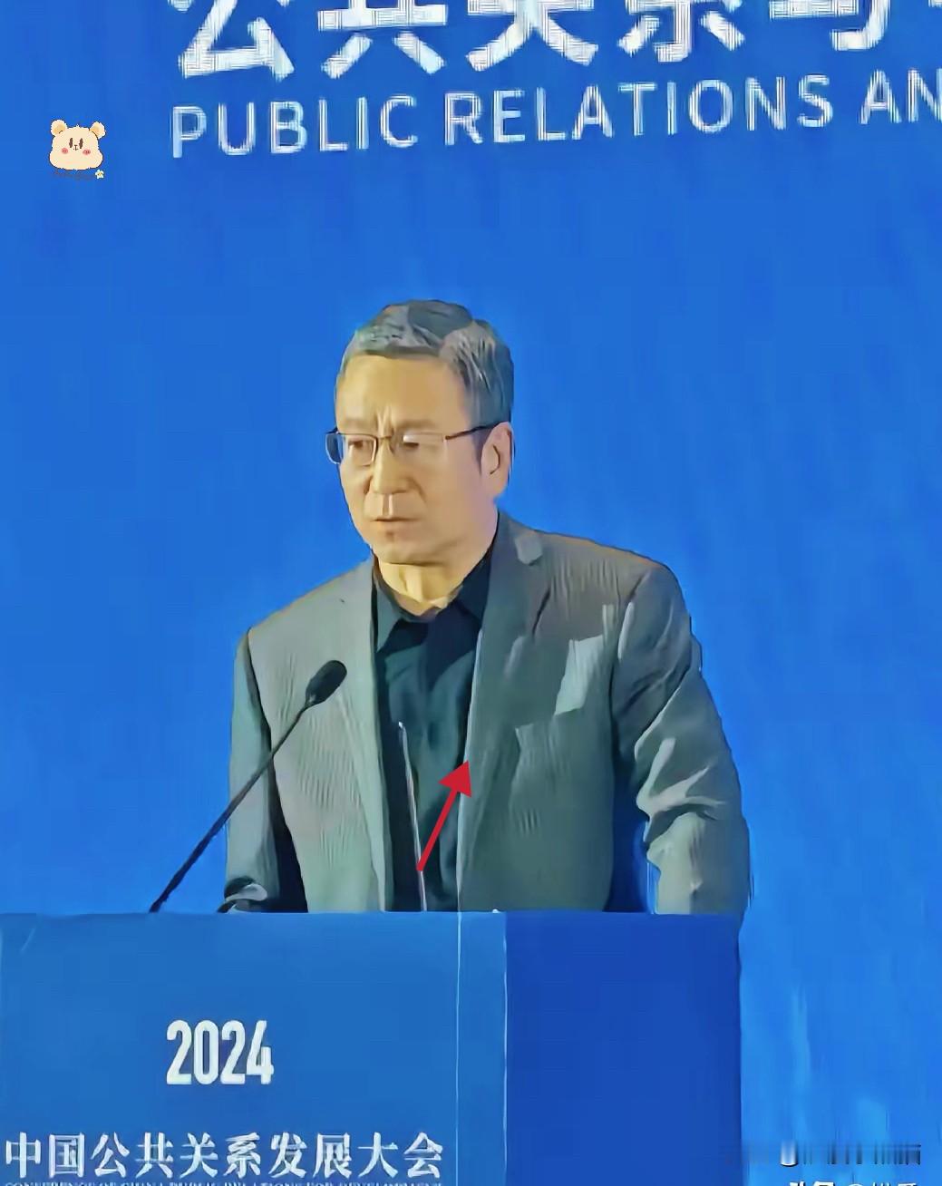 看到北理工裴轶和白岩松儿子那事儿，突然就懂了——原来国内有门路的，走的都是同一个剧本。
剑桥蒙古史博士、蒙古族身份、精准卡位的升学路径……是不是听着特别熟？说白了，就是一套固定模板，换个人名接着用。
咱老百姓为啥生气？真不是眼红人家学历高。气的是同样的路，人家铺好了铁轨，咱连站台都找不着。
我要是有