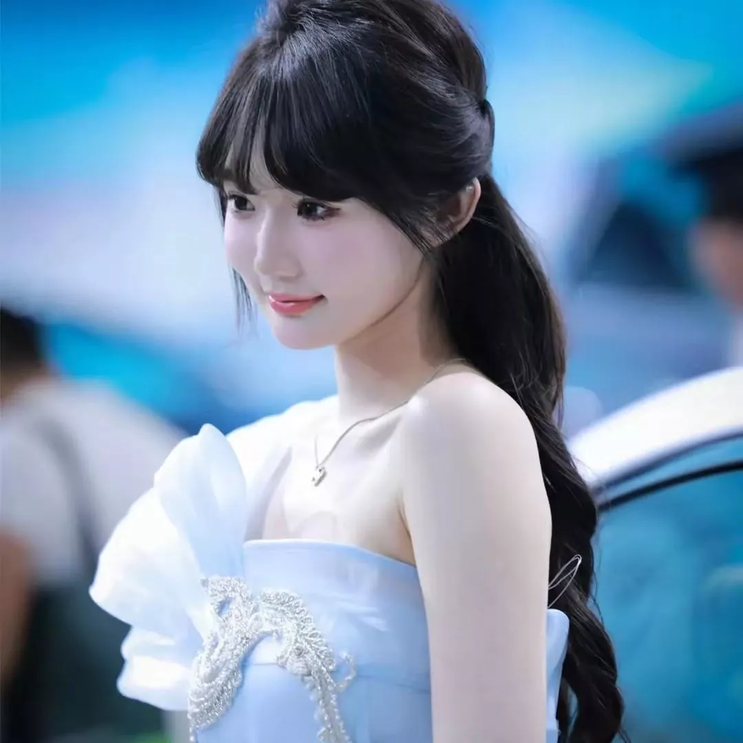 清新甜美的气质女神，身着华丽礼服，惊艳动人。