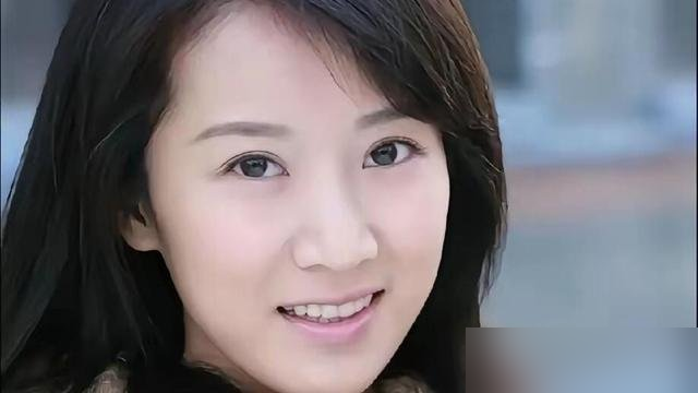 李念在洛杉矶被拍到了，素颜，跟14岁女儿穿同一条牛仔裤。对，同款，不是同一条。但那股子松弛劲儿，像是把《蜗居》里欠她的舒服全补回来了。
当年她演海藻，爆红，然后嫁人、退圈、生娃。海清呢，一路《小别离》《心居》，奖拿到手软，到现在还在片场熬大夜。
很多人笑李念把一手好牌打烂。可你仔细看那张照片，她