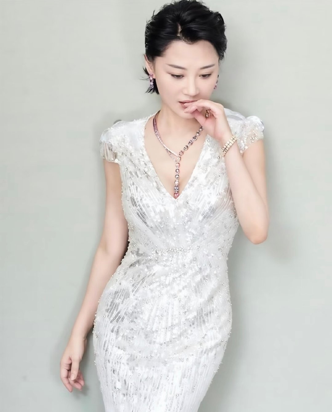 【#人像摄影#】演员许晴。#站在许晴旁边的小S拼尽全力凹造型# ​