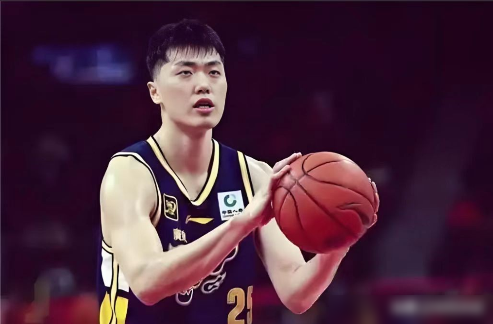 没伤没病，广东宏远锋线直接被踢出大名单！
9月顺德热身赛，主帅杜锋不在。年轻新秀黄明依在场上拼命刷经验，正值当打之年的张皓嘉，却连外套都没脱。
真相很残酷。9月4日打深圳，他在末节连续送出低级失误。新帅雅科夫列维奇看完直摇头，当场剥夺出场时间。
到了9月12日，干脆连大名单都不让他进了。外界还