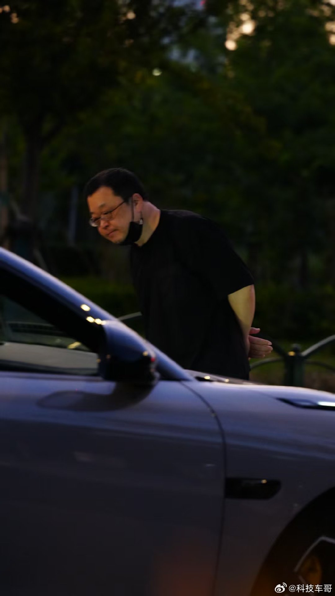 破案现场！老罗路边工作内容：试驾领克 10。期待后续能听到他的真实反馈。#疑似偶遇罗永浩路边选品##突然发现有车之后心态变了##领克10# ​