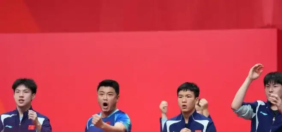 国乒这场团体赛的换人名单一出来，球迷群里的消息提示音就响个不停，不少人盯着大屏幕直嘀咕，王皓怎么把大赛经验丰富的向鹏按在板凳上，偏偏让温瑞博顶了上去

甚至有人开始带节奏，觉得这是新人要上位、前浪被拍死在沙滩上的戏码，压根就不是外界瞎猜的什么“实力大洗牌”

真相不过是教练组在赛前的那场排兵布阵里，