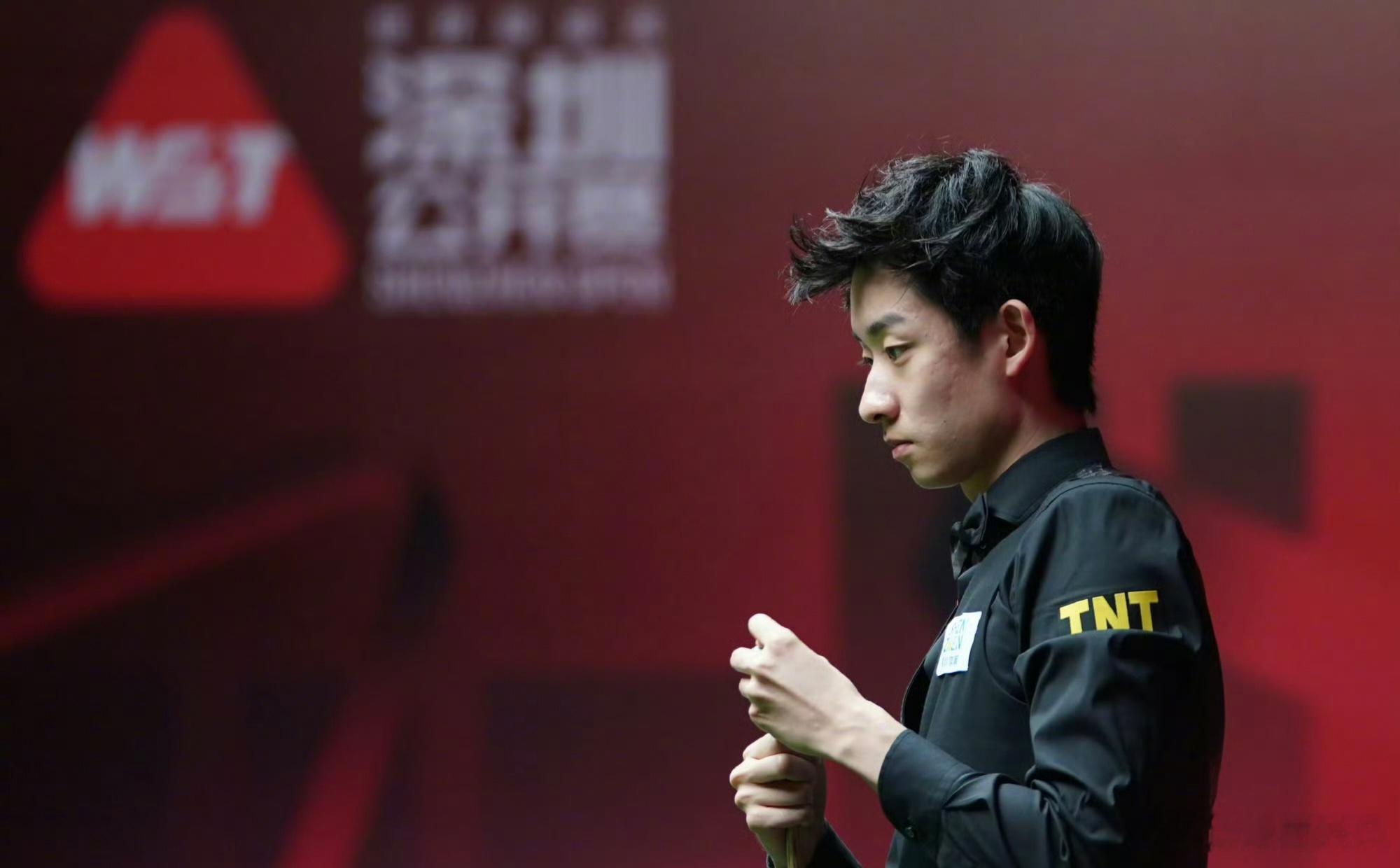 #吴宜泽赛季首冠#
2026斯诺克深圳公开赛决赛上演中国德比，吴宜泽10-5击败袁思俊，拿下新赛季个人首冠，这也是他职业生涯第三座排名赛冠军。
决赛上半场吴宜泽5-4暂时领先，下半场6-5之后他连下四局锁定胜利。凭借本站冠军积分，吴宜泽世界排名升至第二，与赵心童包揽世界前二，创造中国斯诺克新纪录。 ​