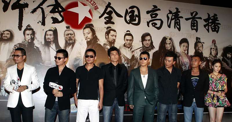 重刷98版《水浒传》才懂什么叫全员演技天花板，当年光顾着看打戏爽，现在抠细节全是惊喜。
李雪健演的宋江根本不是扁平的“老好人”，仗义疏财时眼底带着江湖气，跪在招安诏书前背都驼下去，迂腐又藏着野心的矛盾感，完全踩中了原著的内核，戏外他踏踏实实演了一辈子，是公认的国宝级