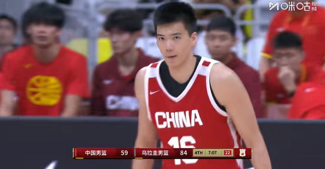 男篮热身赛二番战，中国男篮72‑91负于乌拉圭。比赛第二节末段局势被对...