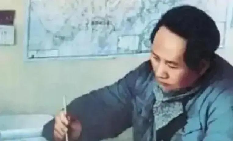 1930年，国军中将张辉瓒被俘，看到毛主席后，他哀求道：“润之，我有钱，别杀我，叫我老婆拿钱、医药、枪弹换我的命！”
 
毛泽东没有马上接话。他让人把张辉瓒带到桌边，问：“你开这个价，是买你一个人的命，还是买你手下人的命？”
 
张辉瓒说：“先保我。只要放我回南昌，我老婆能筹现洋，也能弄到西药和子弹