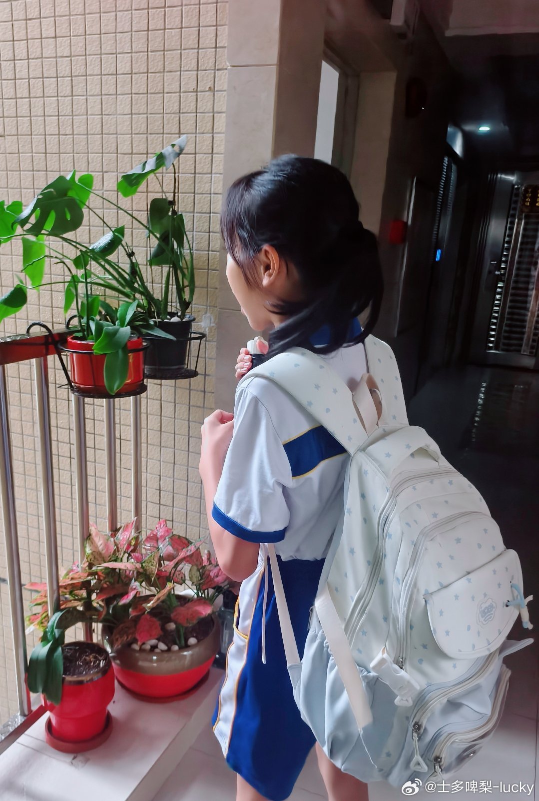 妹妹昨晚睡前跟我说：妈妈，你明天早点把我扔回学校。
我说：为什么啊？
她说：学校会给礼物我做代表送给老师！

[赞][赞][赞]娃这两天晚上给老师做了贺卡，写了信，准备了小礼物，是个会感恩的孩子。[爱你][爱你][爱你]

#栾念尚之桃结婚了还带着卢克去那洗澡了#大结局了，谢谢陪伴我一段时间的《早春 ​