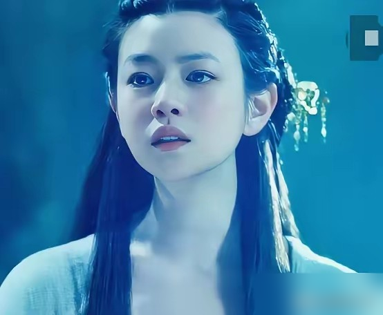 66个女演员试妆小龙女，最后选了陈妍希，就因为陈晓一句选陈妍希，就选陈妍希。
于正早年间亲口说的，杨颖才是小龙女首选，时间不行才换的人。后来直播又改口，说杨颖得了肺炎演不了，才轮到陈妍希。
可转头跟人吵架，又漏了底：投资方和陈晓倾向谁，谁就上。陈晓当时就认准了陈妍希。
91斤的小笼包被群嘲了十