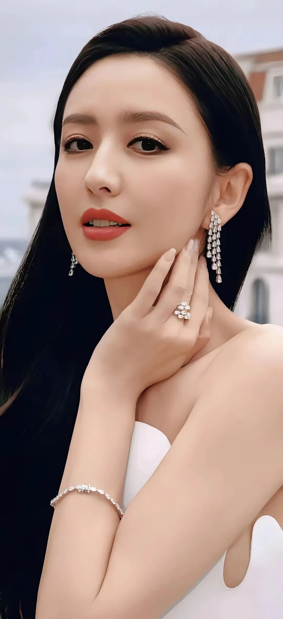 佟丽娅的天鹅颈，如玉无瑕，如芷如兰