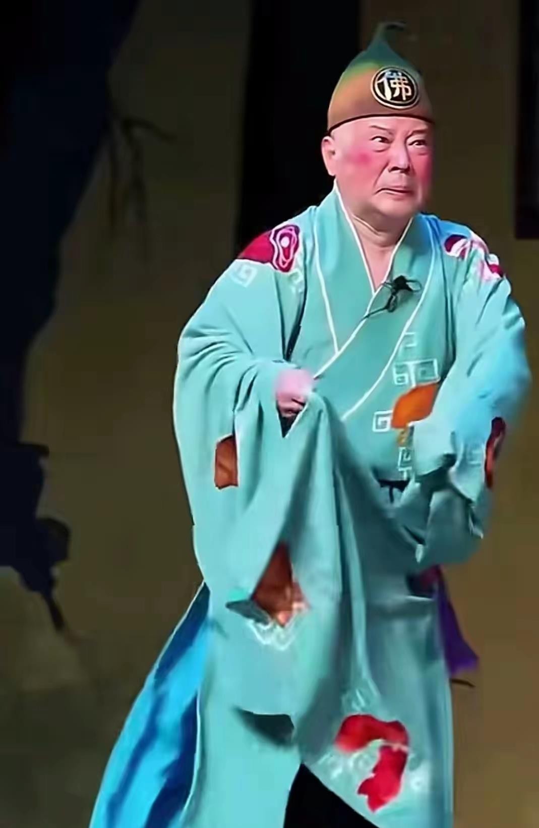 通报写得明明白白，德云社不在罚单上，被罚的是主办方和剧场。可郭德纲是“涉事人员”，这四个字，比罚款更扎心。
张云雷出事那会儿，德云社道歉、停演，动作快得像条件反射；这回班主自己台上改词，公司反而沉默了。管得住徒弟，管不住自己？说出去谁信。
48万对老郭来说不算什么，真正的痛点在审批。演出报备、艺人审