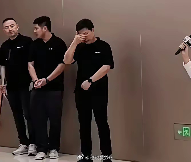 能看出来华为这次挺委屈的。。
全世界都以为是华为抛弃了赛力斯，华为也一直憋着没有回应。直到9月24号，余承东在合肥门店终于开口：独立自主的决定，是赛力斯提出来的。
​嫡长子要分家，亲爹憋了9天，只憋出一句：我们支持他们。
​问界是余承东一手带大的，五个界加起来，问界一家占七成。几年心血 ​