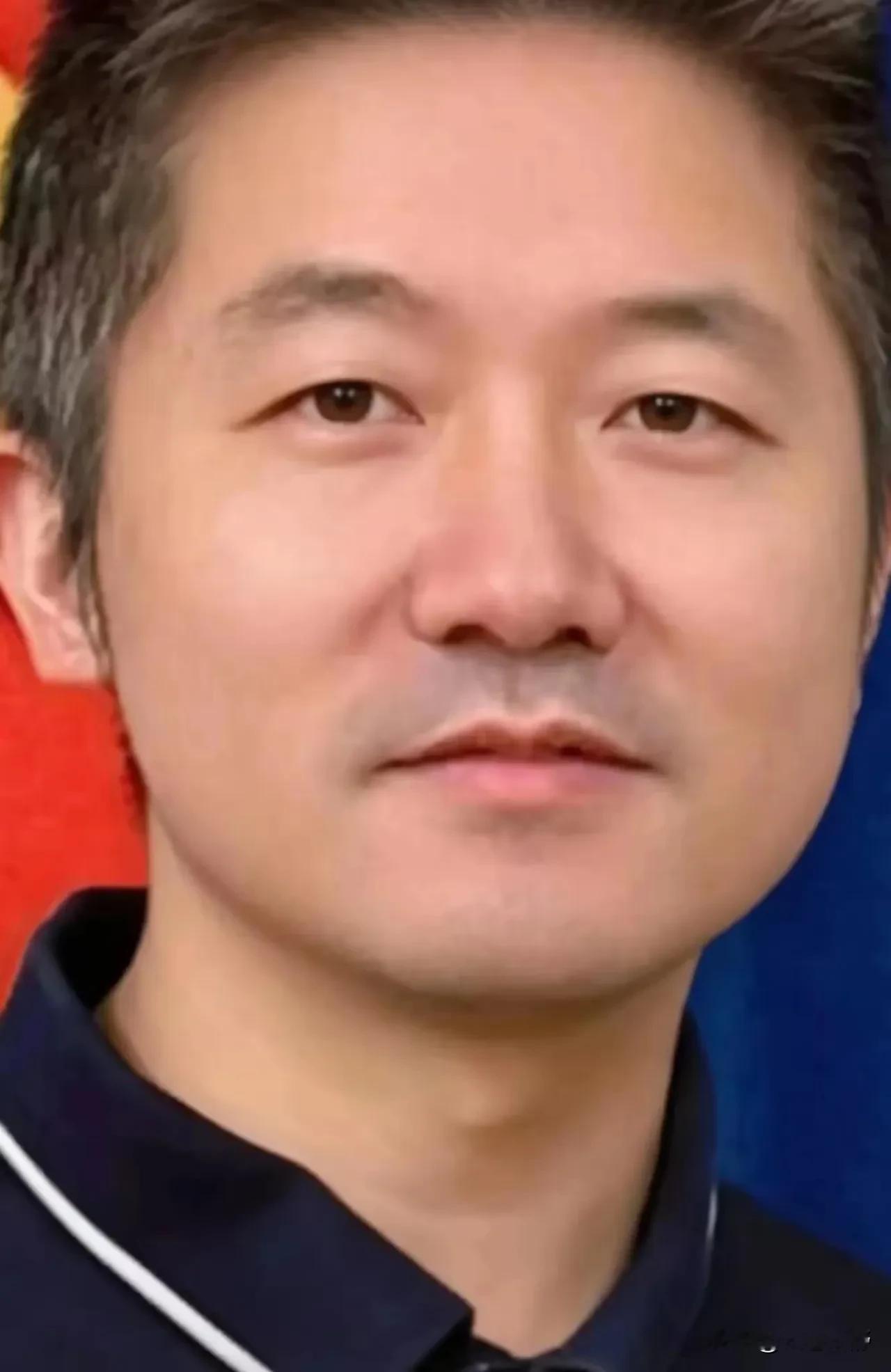 移美阿里高管暴毙车内，财富咋不灵了？
 
阿里巴巴前销售主管陈理，在美国离世一事，值得我们深思。
 
42岁，本正是男人打拼的黄金年龄。

可谁曾想，曾经在互联网大厂打拼的销售主管，就这样悄无声息地离世在异国他乡的车里。
 
最先察觉不对劲的不是家人，是和他打了半年游戏的网友。

因为长期微信没有回