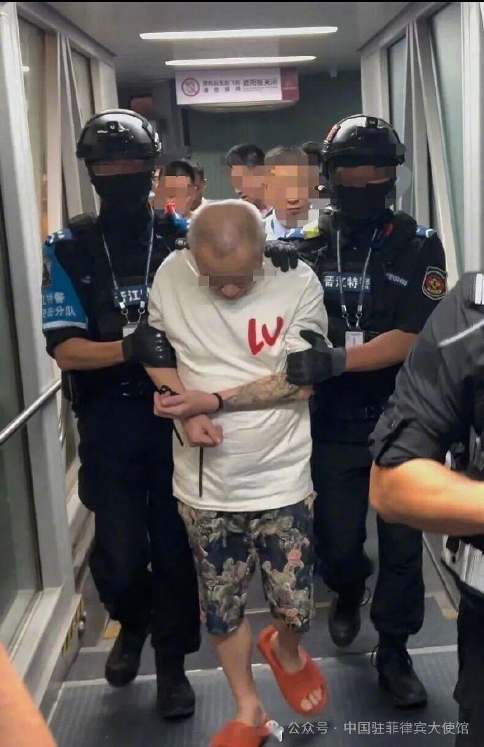 【#在菲绑架团伙头目邱某某被遣返回国#】虽远必擒！8月26日晚，在中菲两国执法部门的密切协作下，长期潜逃菲律宾的绑架团伙头目邱某某被成功抓获，并于当晚被遣返回国。
据悉，邱某某是臭名昭著的施某某犯罪集团核心成员。该犯罪集团长期从事绑架杀人等严重暴力犯罪，曾多次策划并实施针对中国公民的暴 ​
