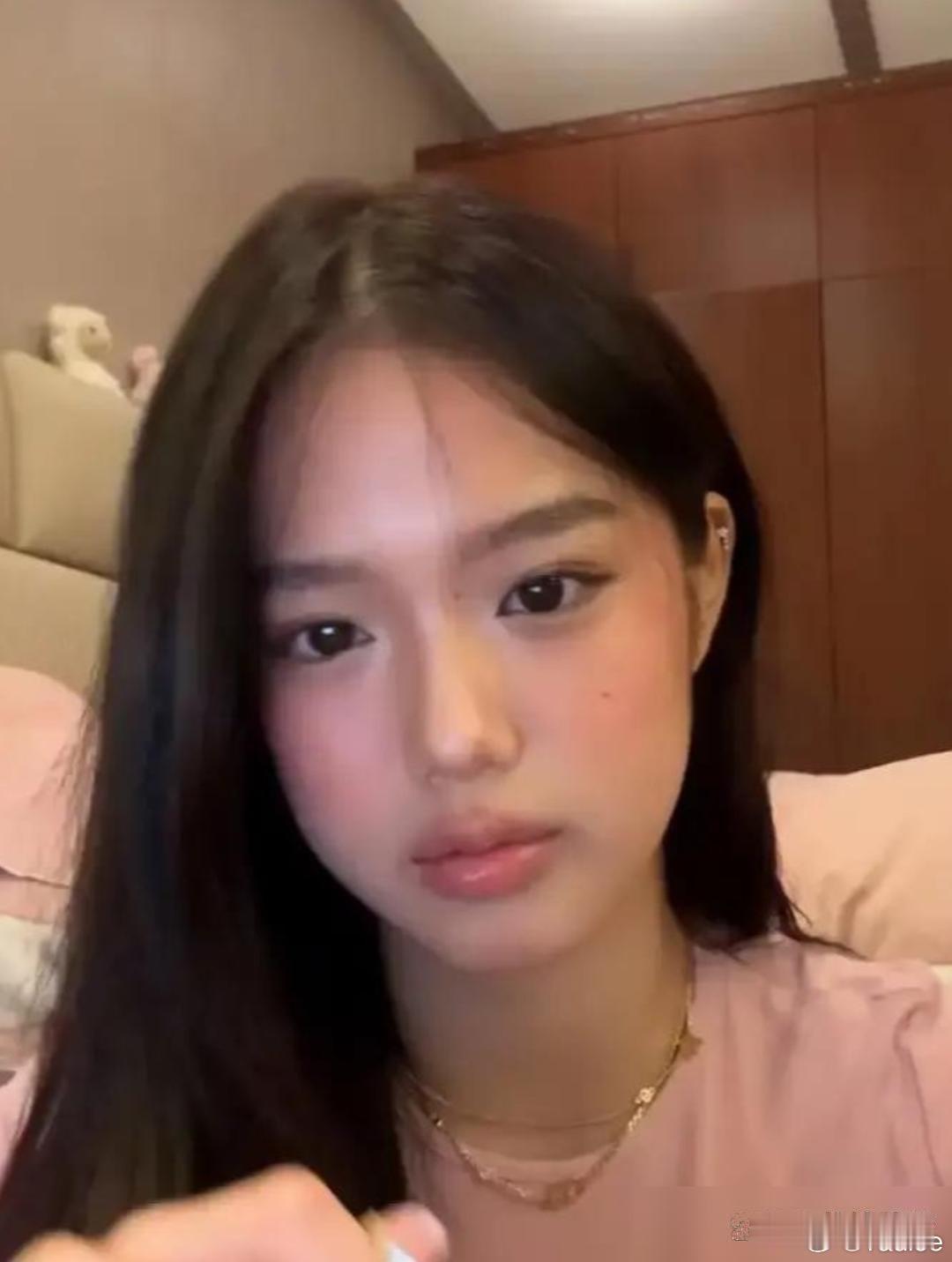 钟丽缇女儿直播间那句话，真把我干懵了。
她说，我不是混血。一字一句的：我爸严铮是中国台湾人，我妈钟丽缇是越南人。所以我是一半中国一半越南，跟你们想的跨人种混血，两码事。

你知道她家三姐妹三个爹吗？大姐比利时爹，她和妹妹是音乐人严铮的娃，后来都跟张伦硕过。

这孩子从小被人说“混血儿 ​