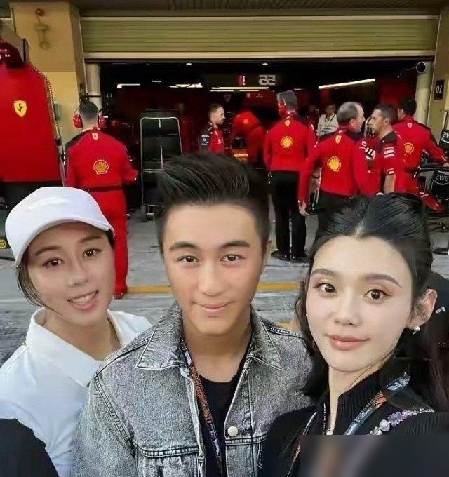 奚梦瑶这次真把高情商玩明白了。
跟何猷君合影，没挨着站，她立刻把腰板挺得跟尺子一样直。不是做作，是给足老公脸面。
想当年维密那一摔，全网嘲她业务不行还能免试。综艺里说句话都被骂装。嫁进何家，多少人等着看她笑话。
换你，被全网追着骂好几年，你还能笑着把日子过明白吗？
可人家偏不按剧本走。老公自