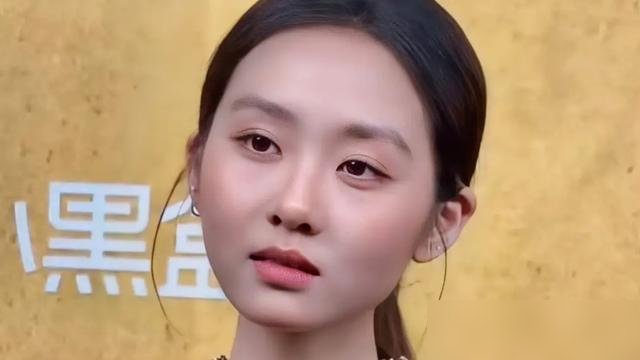 黄磊砸了那么多资源，黄多多还是没红，问题到底出在哪？
纽约大学Tisch艺术学院，主修戏剧导演，不是表演。程耳的新片《人·鱼》，跟王一博、汤唯搭戏，水下训练加三个月封闭试镜，照样没溅起水花。
10月23号VOGUE红毯，穿香奈儿高定，手绘背景图，通稿只敢写“以个人身份出席”。没签公司，没出道声明