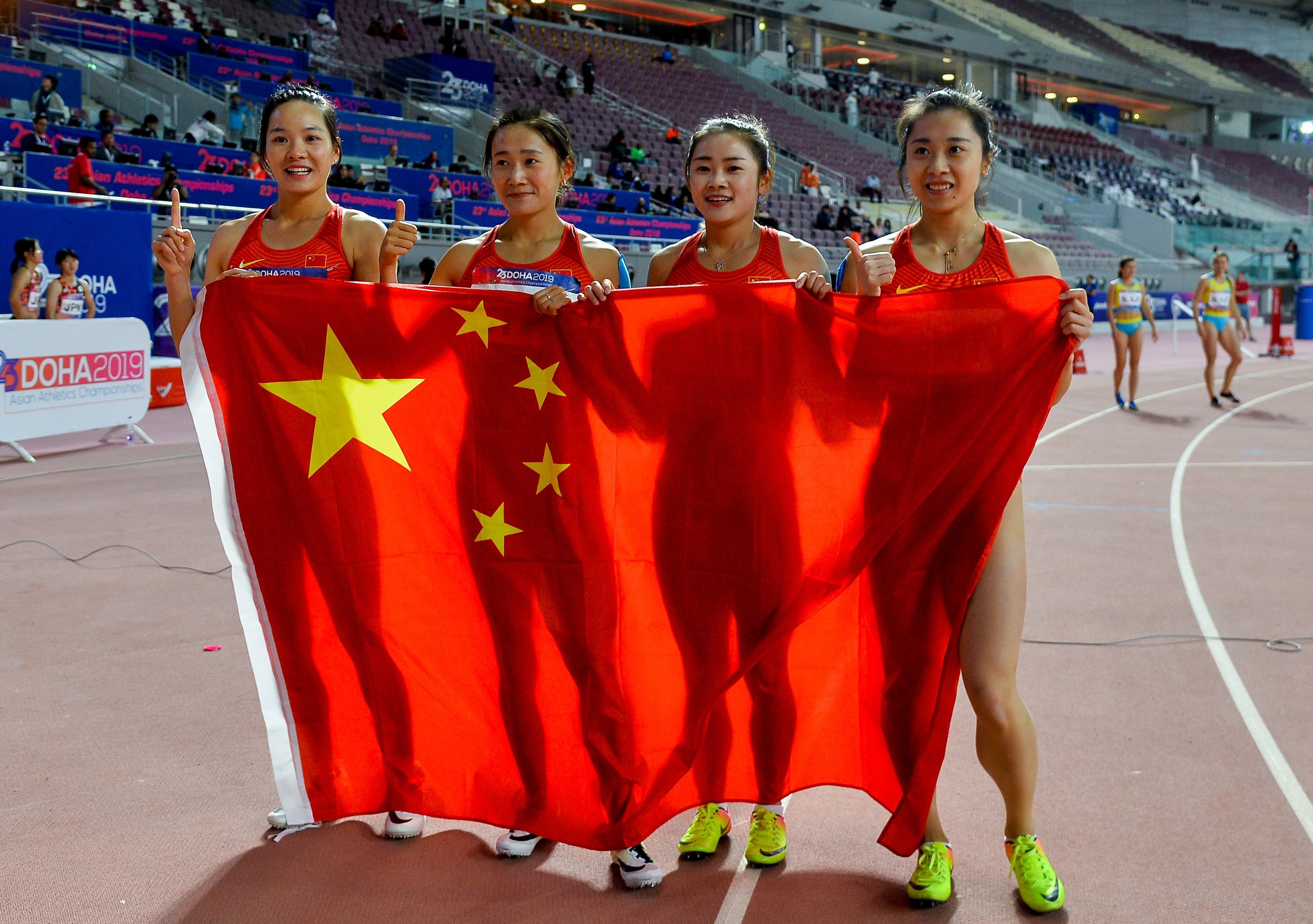 女子4×100米接力，刘峡君和陈妤颉的三四棒交接堪称完美。刘峡君第三棒全力加速，稳稳把接力棒交到陈妤颉手中，这一幕让不少观众直呼精彩。
 
接力赛场，交接棒就是决定胜负的关键。不少队伍运动员个人能力很强，最后输掉比赛，问题都出在交接环节。掉棒，或是交接瞬间被迫减速，前面积攒的速度优势瞬间消失。这次三