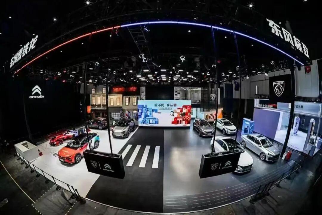2026成都车展这规模真的是把西部车市的热度直接拉满了。22万平方米展馆塞得满满当当，10天涌进92.78万人次，近120个品牌摆了约1600台展车，连夜场模式都搞出来了，比白天便宜30%的票价，傍晚亮灯之后逛展的年轻人挤着打卡，氛围感直接拉满。
最炸的还得是比亚迪，直接包