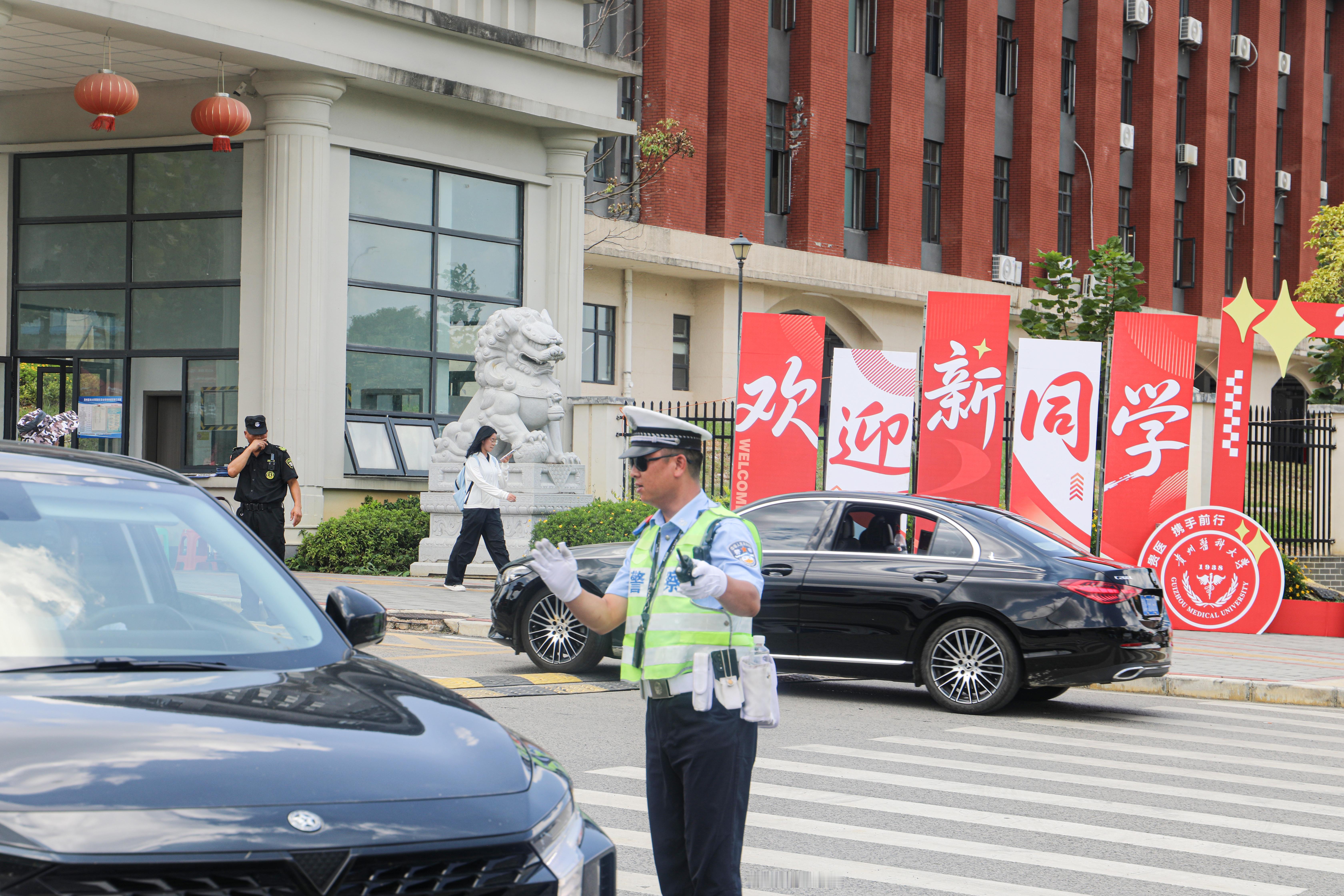 【#贵安公安开启护学模式# ！】当前，贵安新区花溪大学城各高校陆续迎来2026级新生报到。为全力保障新学期校园安全稳定、师生出行平安，贵安新区公安局提前部署、全警发力，全面启动秋季开学“护学模式”，全方位筑牢校园安全防线。 （贵阳日报融媒体记者 谢孟航）#贵安新区# ​