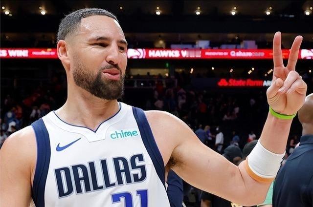 #NBA[超话]#热火有意引进克莱补强外线，更倾向等待他与独行侠达成买断，利用中产特例签约，无需送出轮换。独行侠现阶段优先寻求交易，暂无买断压力。
 
36岁克莱三分依旧稳定，完美适配热火内线双塔体系。但克莱需要做出取舍：留守能够全额拿到1750万薪资；想要奔赴争冠队伍，则要接受薪资缩水。
 
变 ​