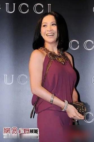 刘嘉玲关之琳同台，结果被黄奕抢了风头。
三人同框，俩老牌港风女神站两边，黄奕在中间，脸没垮，气场没输。网友扒出她这一路根本没停过，光2025年就上了五部戏，电影拿奖，剧一部接一部播。
别人忙着怀旧，她忙着进组。
红毯上比美只是顺便，手里有活才是底气。
