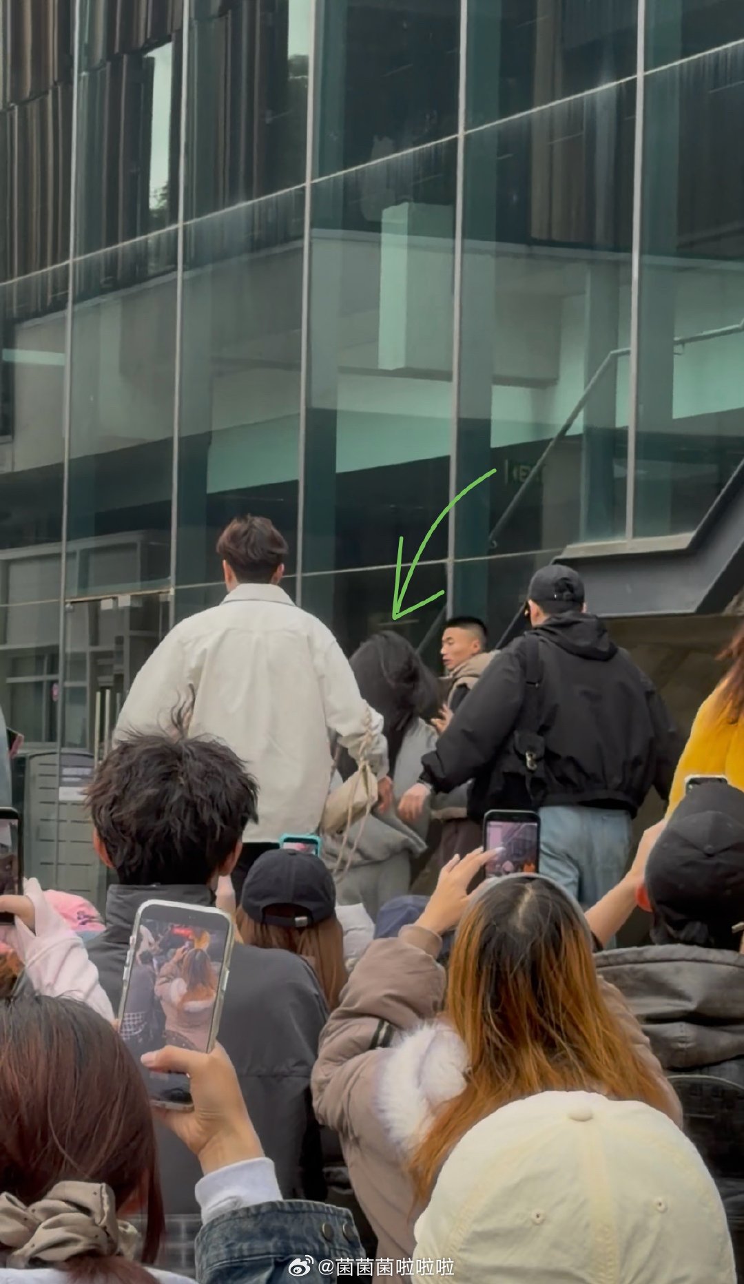 跑来学校看袁娅维，拖延症慢慢悠悠出门没抢到大厅位置然后就在入场通道等待特别前特别好的位置，结果人从另一个口子出去了，跑又跑不过别人于是只拍到一个背影，追星运怎么差成这样[泪奔] ​
