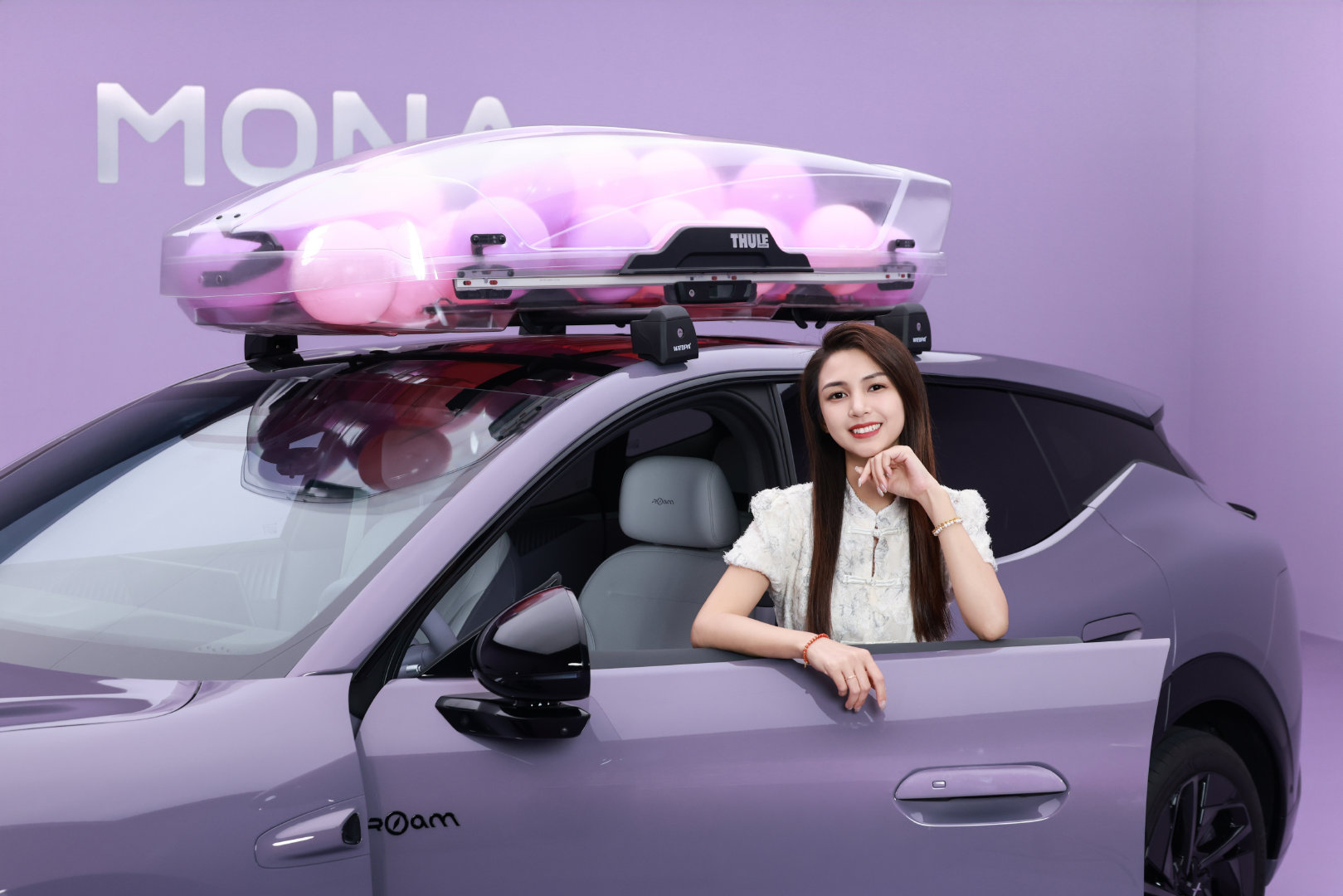 又一波#小鹏MONA# L05 媒体实拍美图新鲜出炉啦！📸
宽适空间解锁舒展坐姿，
小憩、追剧、闲坐都自在~
舒适与乐趣，一路同时在线✨ ​
