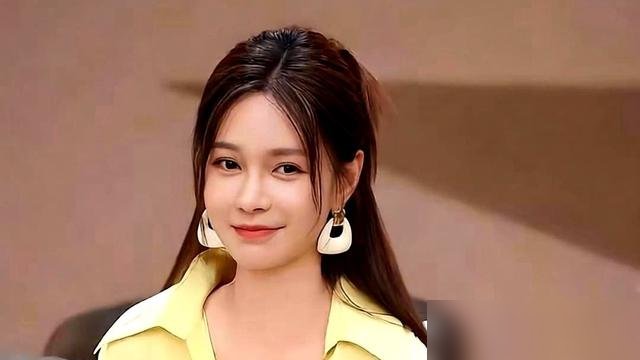杜海涛当着全国观众问沈梦辰：给你3000万，能跟我妈处成闺蜜吗？
沈梦辰没接钱，说了一句话，把场子震住了。她说，我不掏钱，我陪她逛菜市场，记住她穿37码的鞋，每天晚上跟她煲一小时电话粥。现在婆婆手机里存我的备注，是“闺蜜”。
这话听着软，其实硬得很。钱能买礼物，买不了老太太半夜生病第一个想打给谁
