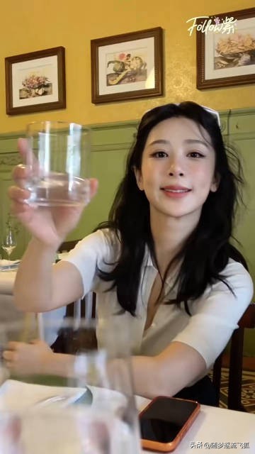 杨紫的小表情好可爱，谁能想到视后其实是个喜欢甜食爱和粉丝报备的甜妹