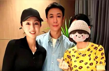 二婚也能甜到齁？  董璇用一张聚餐照打脸所有“恐婚党”。  镜头里，圈...