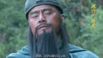 以前总觉得“乱世出英雄”是句很燃的空话，直到翻到两部同名老港片才突然懂了这话的分量。
一部是1983年陈观泰主演的老片，清廷腐败民不聊生，红门弟兄扛着反清复明的旗号抛头颅洒热血，没有开金手指的主角，全是普通人被逼到绝路后硬站出来的侠气。
另一部张晋主演的动作片里，练咏春的唐傲本来有妻儿小家庭，撞见洋