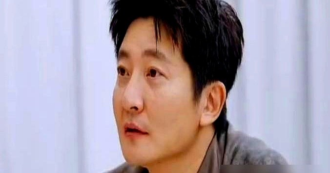 全娱乐圈都叫何老师，黄磊叫炅炅，郭京飞一开口直呼何炅大名。

不仅直呼全名，他还在综艺饭桌上自爆，曾和陈靖可在何炅家私下痛哭。没镜头跟拍，纯私底下。他甚至当场提议现在就去敲何炅的门。

网友直接炸了，满屏都在吐槽他“没分寸”。

这真不是没大没小，是熟到不用装。成年人的社交很现实：越客气越生分。一口