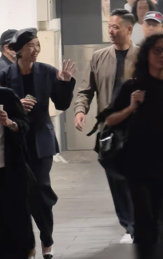 李乘德又被拍到夜店搂妹，胡杏儿转头就晒全家福球衣照。三个儿子加老公，阿森纳队服整整齐齐，生日蛋糕上的蜡烛还没吹，评论区已经开吵。
一个在夜场搂异性，一个在红馆陪看演唱会。许志安在台上唱，台下这对夫妻坐得端端正正。隔天又给长子庆生，气球、蛋糕、五口人，一个不落。
别人骂她恋爱脑，她早把算盘打明白了