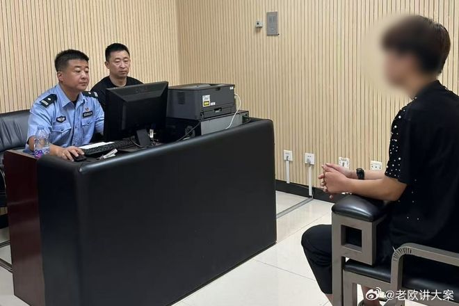 山东泰安，一个 00 后为主、还有在校大学生的13 人团伙，一年多干了38 起 "仙人跳"，敲了155 万。
连女局长都没放过 —— 敲了19 万，还骗了1.5 万，最后局长被免职。
最荒诞的在后面：有 3 个人识破了局、拒不付钱，这伙人反手报警，说人家敲诈勒索。结果，被敲诈的，被采取强制措施；敲诈的，反倒成 ​
