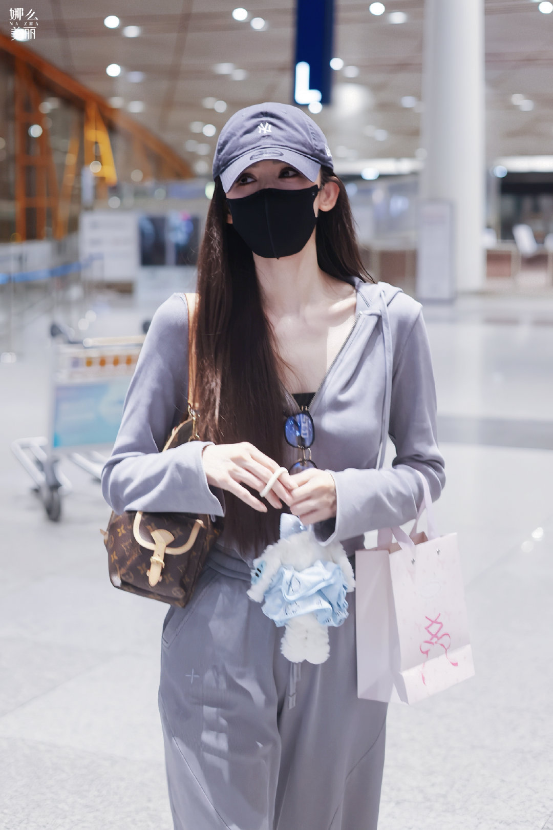 #娜扎[超话]#  

260923 上海✈️北京 到达

请幸福降临在你身上
至此我也跟着幸福

姐宝[心]​