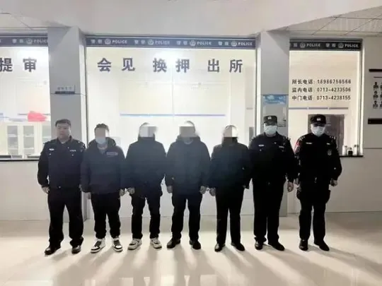 西安那个养老诈骗团伙判了，这事儿确实解气。这帮人专盯着老年人的养老金下手，有的老人信了他们的“高回报投资”，把棺材本都搭进去了，最后一分钱没要回来，气得直抹眼泪。法院这次判得重，主犯直接蹲了十年以上，还罚了款，钱能追回来的部分也责令他们退赔。

说白了，这类案子手法不难看穿。他们总爱打着“养老项目”